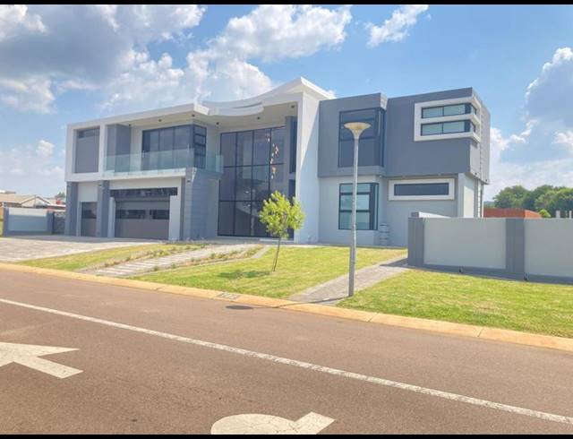 5 BEDROOM HOUSE FOR SALE IN SIX FOUNTAINS RESIDENTIAL ESTATE